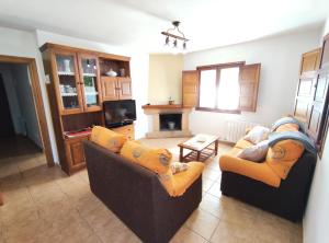 Pesaguero-La ParteLa Huertona的客厅配有两张沙发和一台电视机