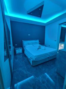 维罗纳il ruggito del leone的蓝色的客房配有床和水槽