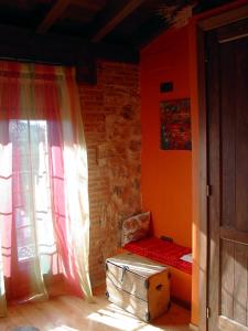 Mata de QuintanarCasa Rural Pincherres的小房间设有长凳和窗户