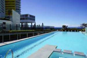 黄金海岸Oracle Broadbeach - Amazing Ocean Views!的大楼中央的大型游泳池