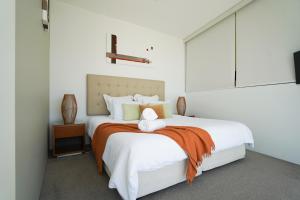 黄金海岸Air On Broadbeach-Stunning Ocean Views的卧室配有一张墙壁上的横截床
