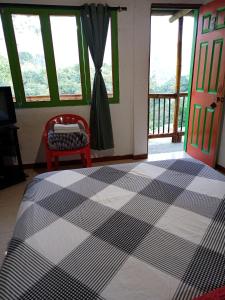 萨兰托Hostal Bamboo的卧室设有黑白床和窗户。