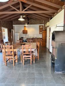 圣安东尼奥德阿雷科Los abuelos的厨房以及带木桌和椅子的用餐室。