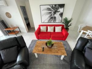 巴加拉巴加拉布鲁度假酒店的客厅配有红色沙发和茶几