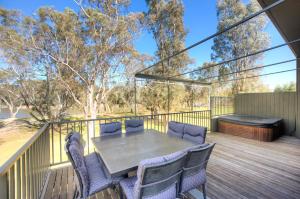 莫阿马River Chillin - Waterfront Holiday Home - Echuca Holiday Homes的一个带桌椅和烧烤架的甲板