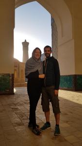 布哈拉Guest house IBROHIM حلال的男人和女人在建筑物里摆出一张照片