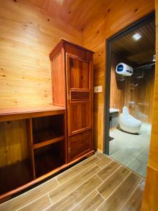 大叻贝瑞瓦利山林小屋的客房内设有带卫生间和盥洗盆的浴室
