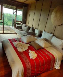 贝都古云上村庄旅馆的一间卧室配有一张大床和一张沙发