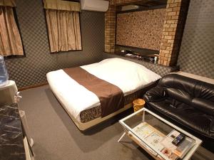 Yoshiokaフラミンゴ　大人専用的一间卧室配有一张床和一张皮沙发
