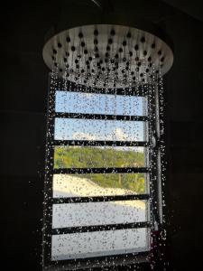 别克斯Lejos Eco Retreat的窗户上挂着雨滴,窗帘上挂着