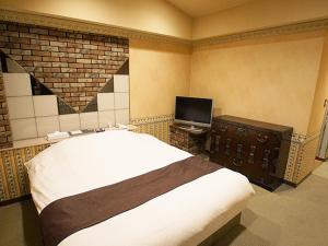 Yoshiokaフラミンゴ　大人専用的一间卧室配有一张床和一台平面电视