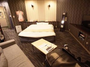 Yoshiokaグリーンヒル　大人専用的酒店客房,设有两张床和一张沙发