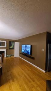 耶洛奈夫YK Aurora的客厅设有壁挂式平面电视。
