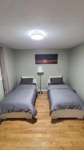 耶洛奈夫YK Aurora的一间卧室配有两张床和一盏灯