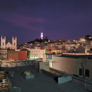 旧金山皇家太平洋汽车旅馆的享有夜间城市美景,设有塔楼