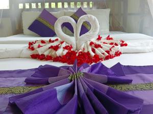 考索Khao Sok River & Jungle Resort的一张有两颗心和鲜花的床