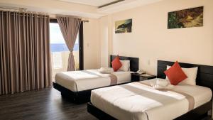 卡迪克兰Navarro Hotel的酒店客房设有两张床和窗户。