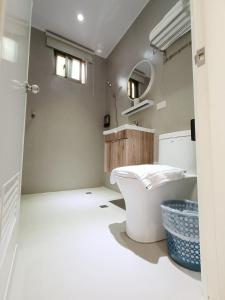 台南No 9 Hotel-九號文旅的一间带卫生间、水槽和镜子的浴室