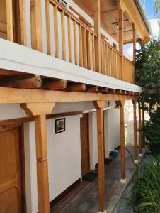 列城Gomang guest house Leh的房屋下车库的木甲板