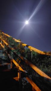 弗洛里Villa Cimea的夜间在木栅栏上边的街道灯