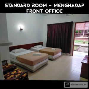瓜拉丁加奴Seri Indah Resort的配有2张床的带前厅的客房