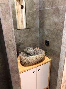 卡拉科尔Vavilon的一间带石制水槽和镜子的浴室