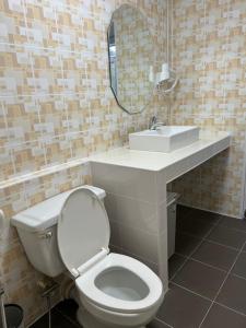 Ban Song HongBanana Muji Home-C6 F10-29的一间带卫生间、水槽和镜子的浴室