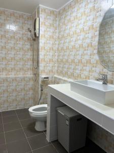 Ban Song HongBanana Muji Home-C6的一间带水槽和卫生间的浴室