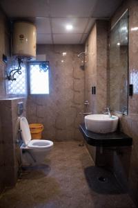 加济阿巴德Hotel Haveli Palace的一间带卫生间和水槽的浴室