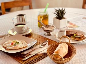 图利亚拉CHEZ ALAIN的餐桌,盘子和一篮面包