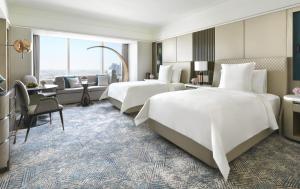 利雅德利雅得四季酒店的酒店客房配有两张床和一张书桌