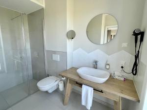 万根沃格Westeroog的一间带水槽、卫生间和镜子的浴室