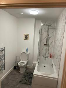 伍尔弗汉普顿Remarkable 2-Bed Apartment in Wolverhampton的浴室配有卫生间、盥洗盆和浴缸。
