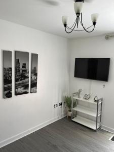 伍尔弗汉普顿Remarkable 2-Bed Apartment in Wolverhampton的客厅设有壁挂式平面电视。