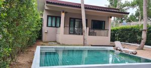 通萨拉Samutra Residences的房屋前有游泳池的房子