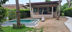 通萨拉Samutra Residences的庭院中带游泳池的房子