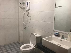 西哈努克LK Apartment & Hotel的浴室配有卫生间、盥洗盆和淋浴。