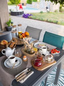 Home By Sab的一张桌子,上面有早餐食品和咖啡
