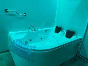 阿利坎特Pension Campello The Blue Med的浴室设有蓝色灯光浴缸。