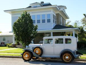LlanoSandstone Street Bed and Breakfast的停在房子前面的一辆旧白车