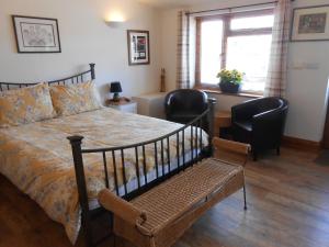 贝尔珀Callwood Farm Annex Guest Room的一间卧室配有一张床、两把椅子和一个窗户