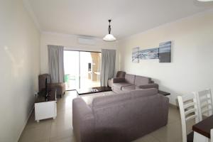 乌旺戈海滩Saints View Resort Unit 23的带沙发和电视的客厅