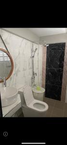合艾Pani House Hatyai 1的浴室配有白色卫生间和盥洗盆。