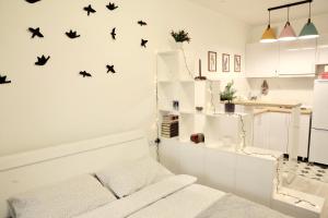 阿拉木图ADT apartments的白色的房间,墙上有鸟儿
