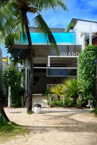 莫罗圣保罗Villa Amado的前面有棕榈树的建筑