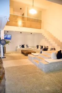 莫罗圣保罗Villa Amado的带沙发和楼梯的客厅