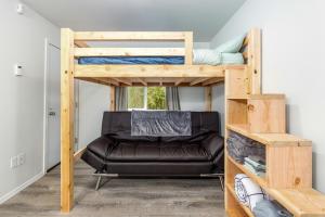 哥德伍德AlohAlaska Studio的带两张双层床和椅子的房间