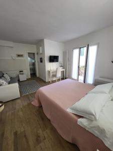克里日亚Residenza Solferino的白色卧室设有一张大床和电视。