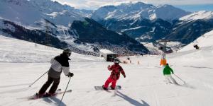 RiddesLa Planchette - La Tzoumaz的一群人沿着雪覆盖的山滑雪