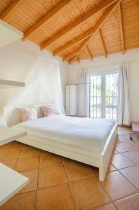 卡亚俄萨尔瓦赫Villa with Private Pool, Jacuzzi & 360° Sea Views的卧室配有一张白色大床